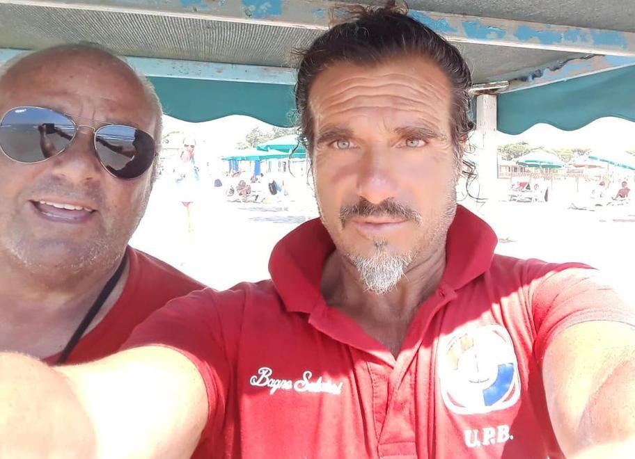 Salvati da due bagnini un anziano e la figlia in panico in acqua