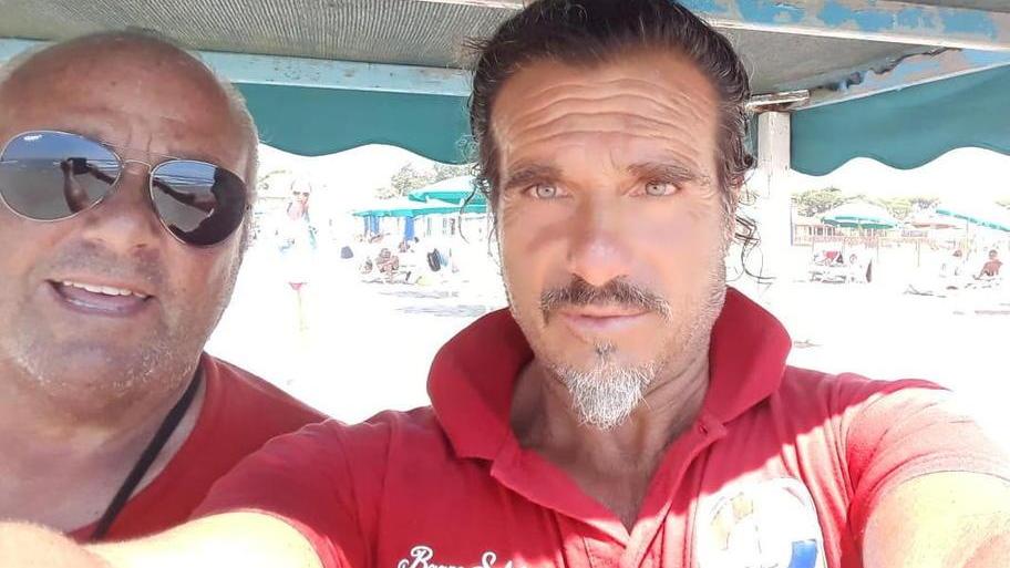 Salvati da due bagnini un anziano e la figlia in panico in acqua
