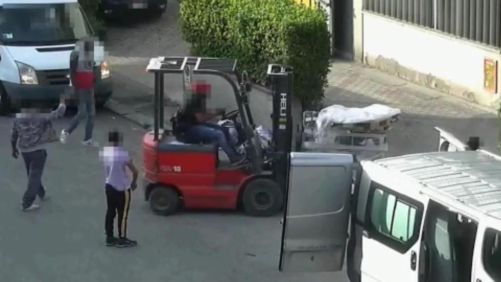 I forzati dei volantini sfruttati dai caporali
