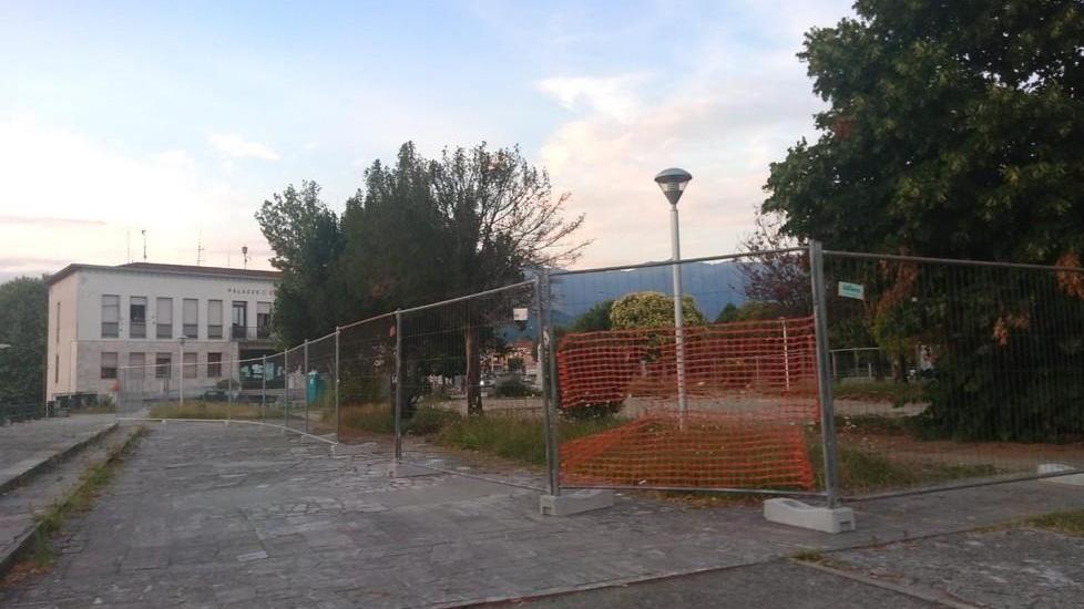 «Le mille chiusure del Comune giardini, piscina, biblioteca»