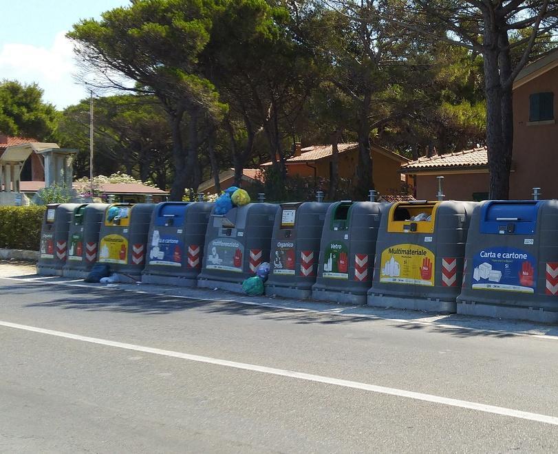 Alla Giannella gli incivili della spazzatura E a gettare i rifiuti spesso si rischia la vita 