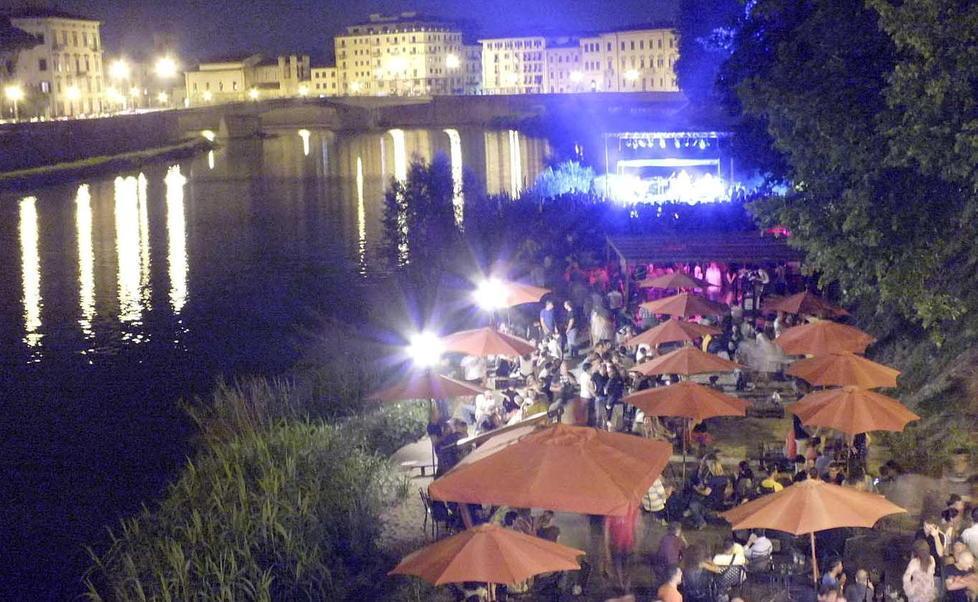 Stasera torna Arno Vivo la spiaggetta trasformata in location per spettacoli 