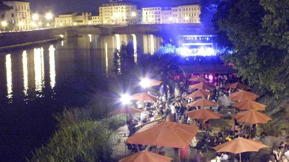 Stasera torna Arno Vivo la spiaggetta trasformata in location per spettacoli