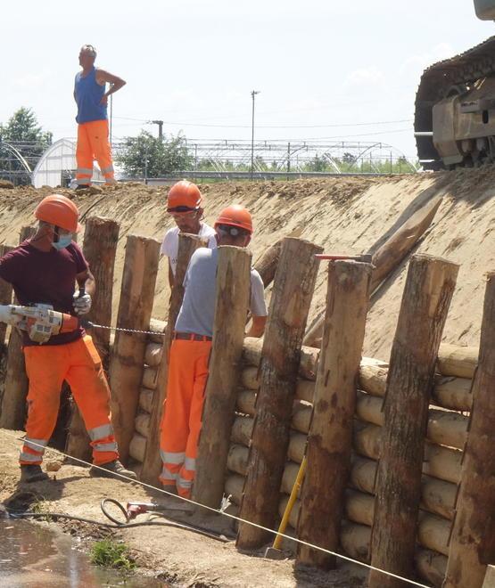 Lavori per rinforzare gli argini di Acqualunga 