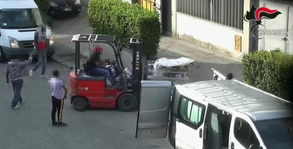 I forzati del volantinaggio sotto il tallone dei “caporali” 