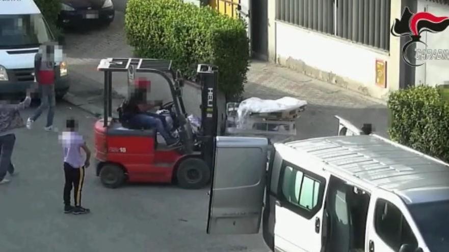 I forzati del volantinaggio sotto il tallone dei “caporali”
