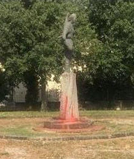 Imbrattata la statua di Roberto Benigni