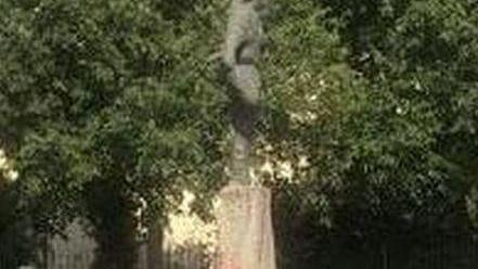 Imbrattata la statua di Roberto Benigni