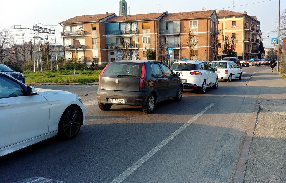 Auto sugli anelli esterni e parcheggi gratuiti serviti dal bike sharing