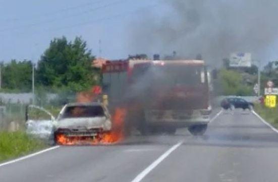 Auto a fuoco in via Canapa