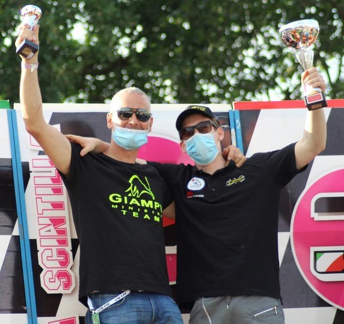 Fabris tiene in cima il vessillo del Giampy Team di Argenta