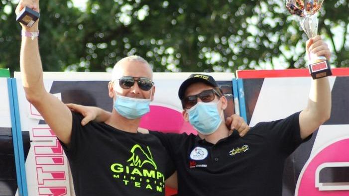 Fabris tiene in cima il vessillo del Giampy Team di Argenta
