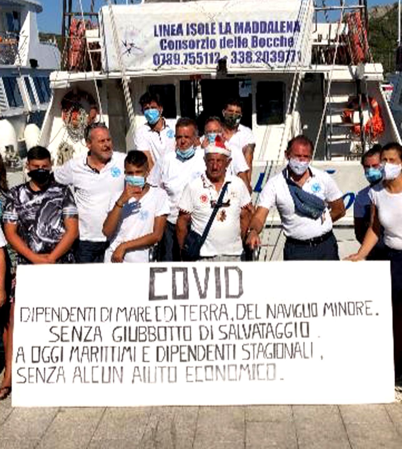 Pochi turisti e zero aiuti a picco il piccolo naviglio 