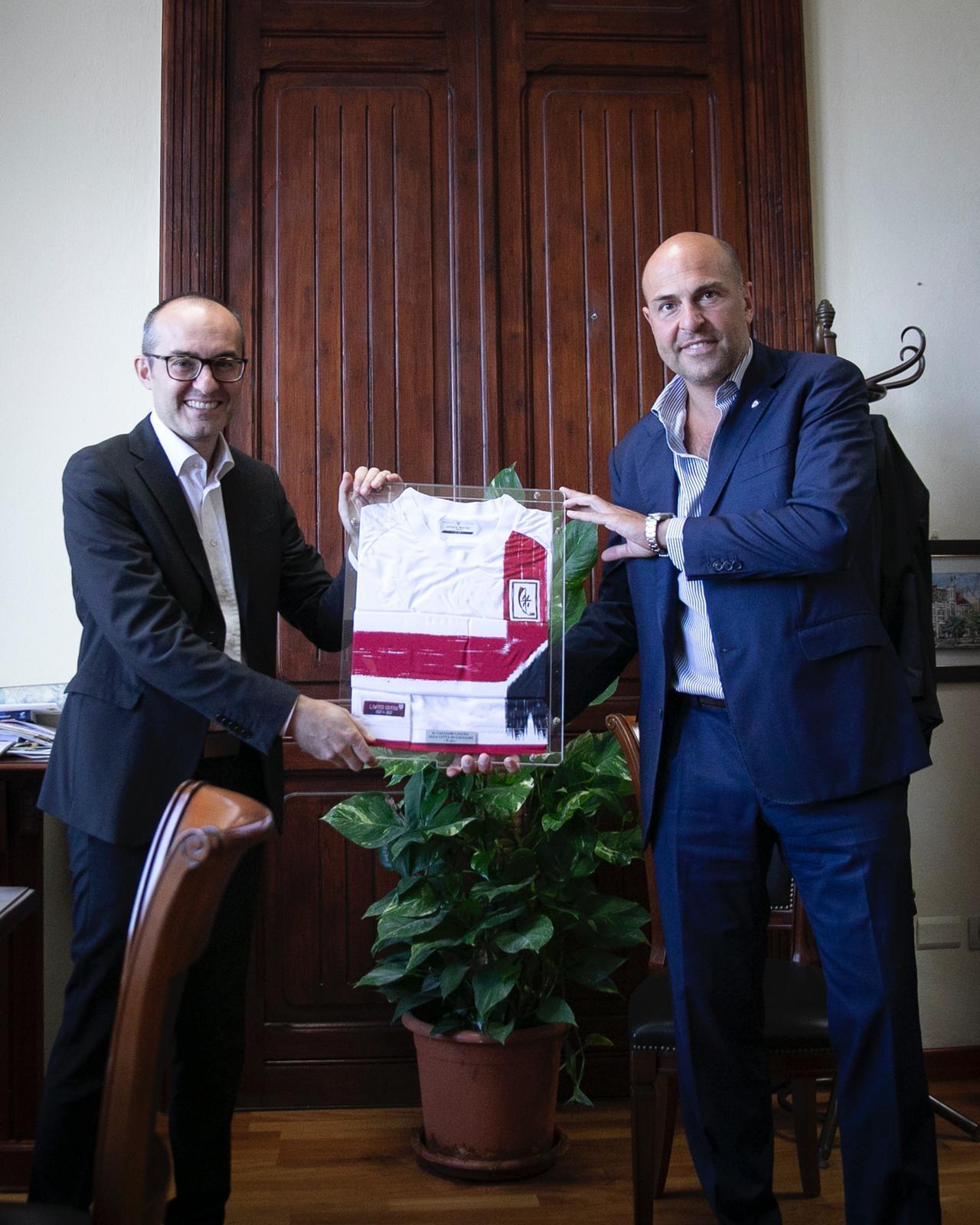 Cagliari calcio, la maglia del Centenario in dono al Comune 