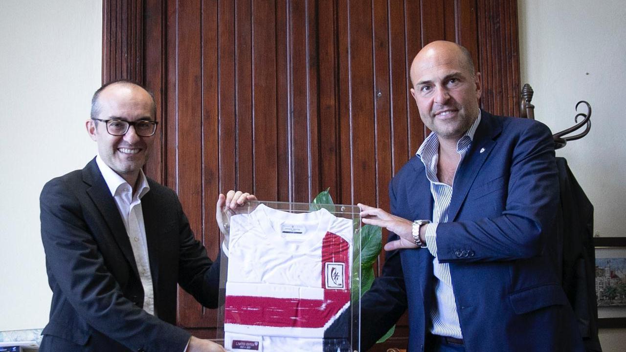Cagliari calcio, la maglia del Centenario in dono al Comune