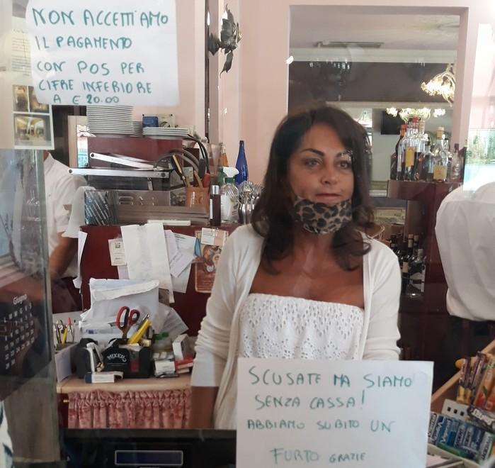 Ladro nel bar mentre il titolare dorme dentro il laboratorio, la moglie: «Narcotizzato? No, lo escludo»
