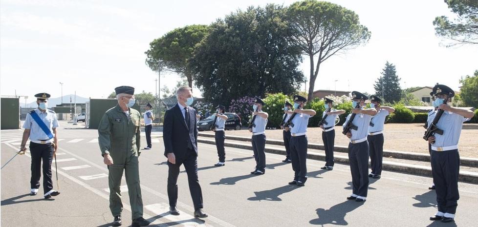 Il ministro della Difesa in visita al 4° Stormo: "Italia protagonista grazie a questi reparti" 