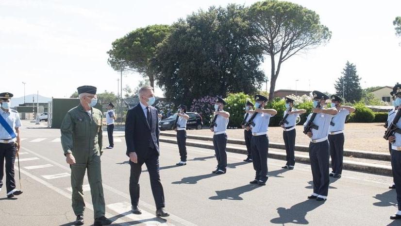 Il ministro della Difesa in visita al 4° Stormo: "Italia protagonista grazie a questi reparti"