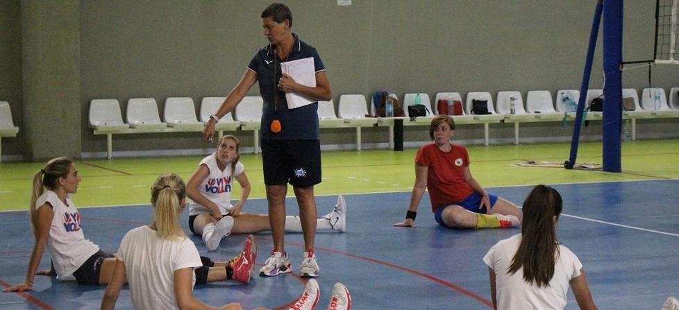 Sandra Cioppi mentre dirige un allenamento dopo la lunga pausa post coronavirus