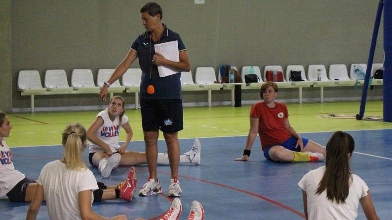 Sandra Cioppi mentre dirige un allenamento dopo la lunga pausa post coronavirus