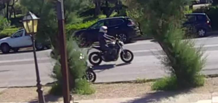 19 maggio 2018: il ladro di Rolex si aggira in viale Italia, in moto: qualche secondo più tardi fermerà e deruberà il padre di Valeria