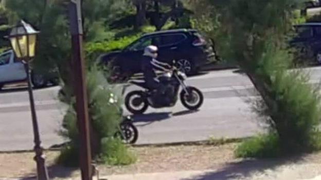 19 maggio 2018: il ladro di Rolex si aggira in viale Italia, in moto: qualche secondo più tardi fermerà e deruberà il padre di Valeria
