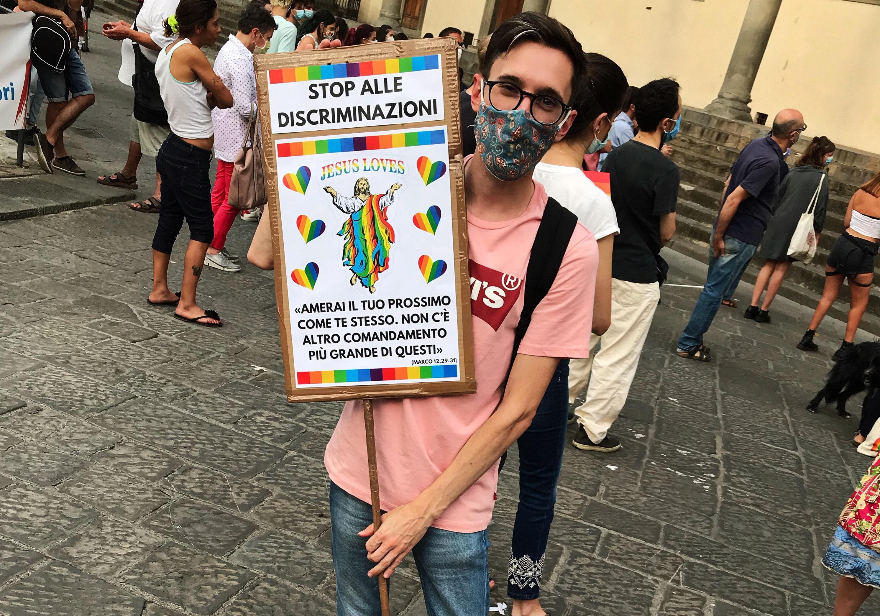 Omari Magnelli giovedì scorso durante una manifestazione contro l’omofobia a Firenze