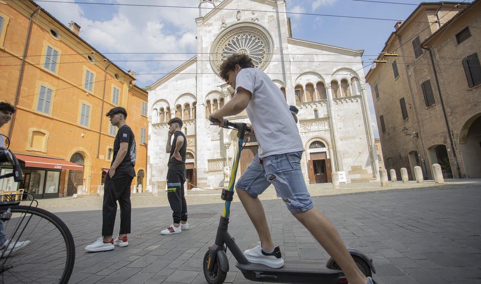 Monopattini, da domani a Modena scatta la “linea dura”: controlli e sanzioni salate 