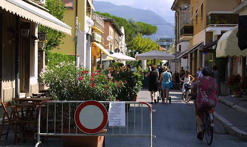  “Sbarazzo marinello”: un pomeriggio di saldi con le merci in strada
