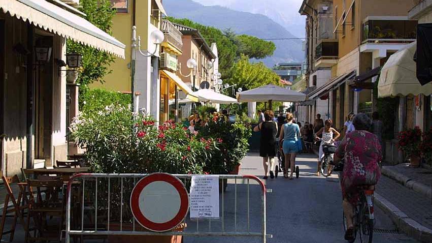 “Sbarazzo marinello”: un pomeriggio di saldi con le merci in strada