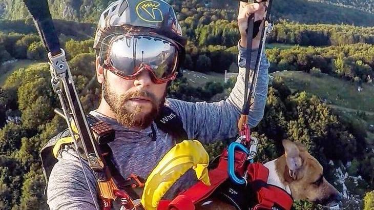 L’ultimo tragico lancio, parà trovato morto ai piedi di un traliccio