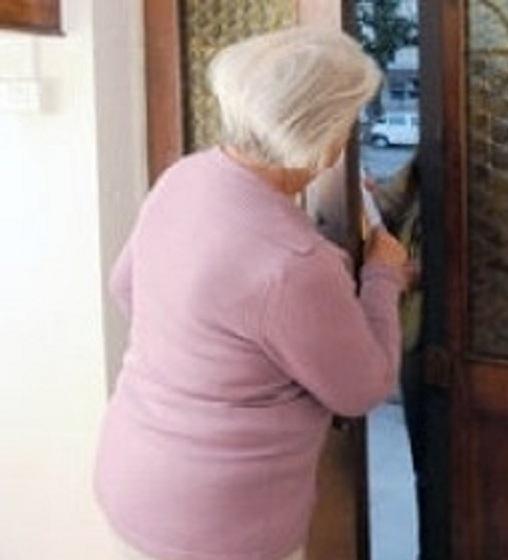 La raggirano dopo la spesa poi le svaligiano la casa 