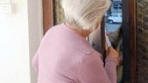 La raggirano dopo la spesa poi le svaligiano la casa