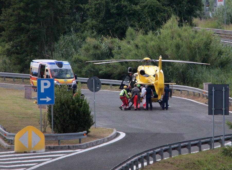 Si ribalta in autostrada Un livornese salvato nell’auto piena d’acqua