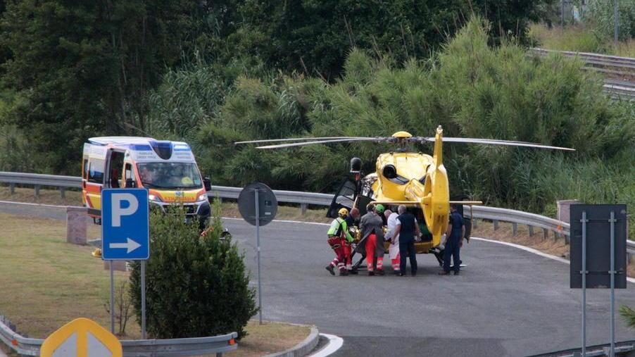 Si ribalta in autostrada Un livornese salvato nell’auto piena d’acqua