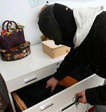Ladri silenziosi entrano nelle camere con i derubati a letto 