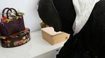 Ladri silenziosi entrano nelle camere con i derubati a letto