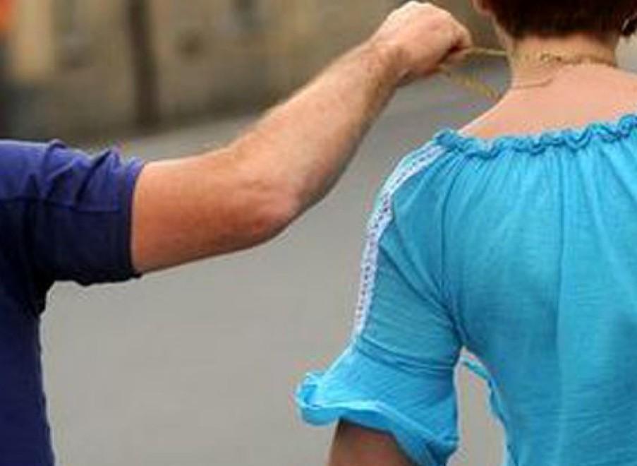 Aggredita in strada rapinata della catenina e spinta pure a terra