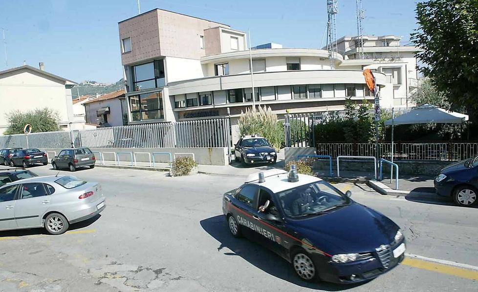 Gli sfila la catenina dal collo e fugge in auto con un complice 