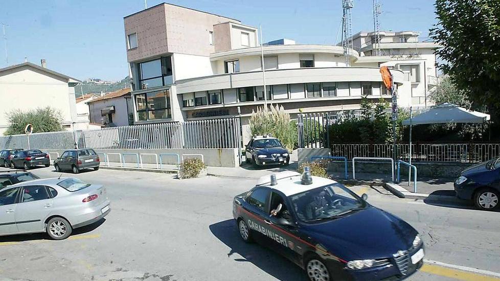Gli sfila la catenina dal collo e fugge in auto con un complice