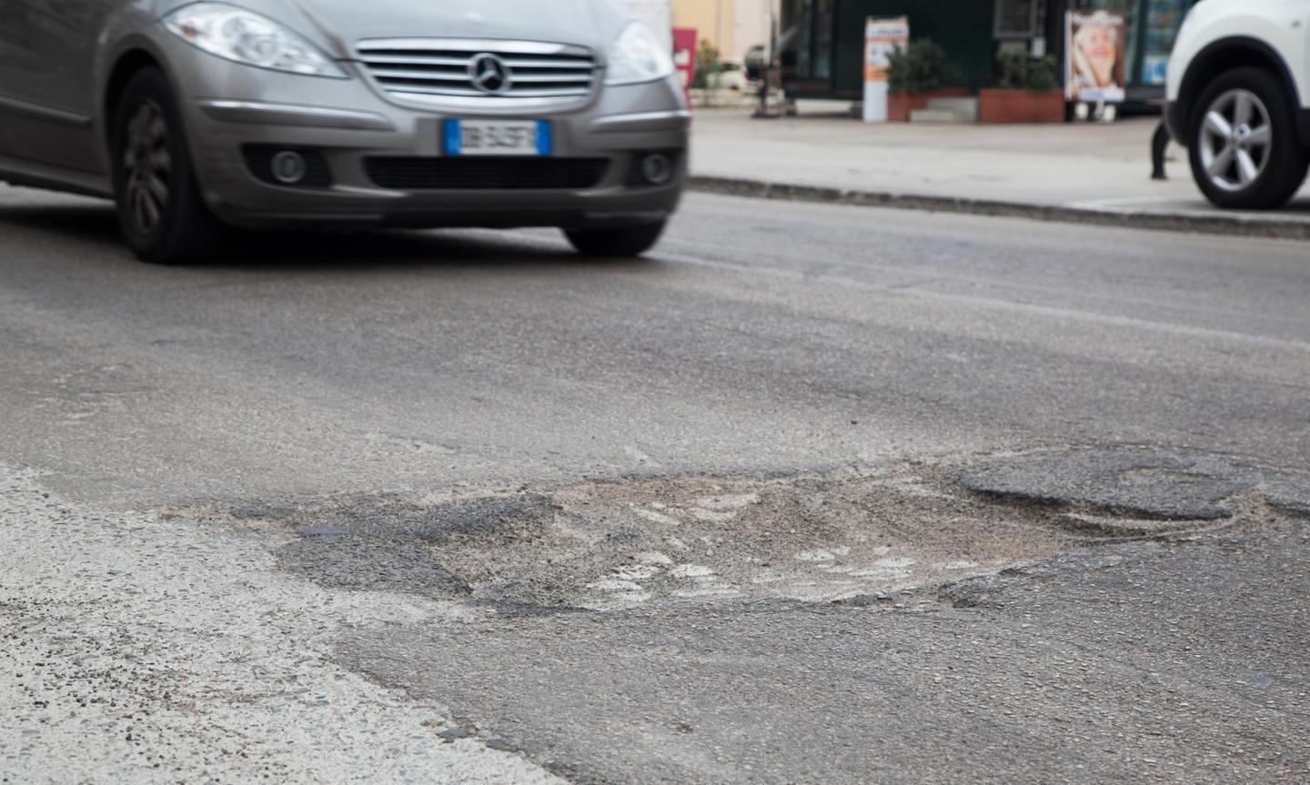 Una strada in condizioni pietose
