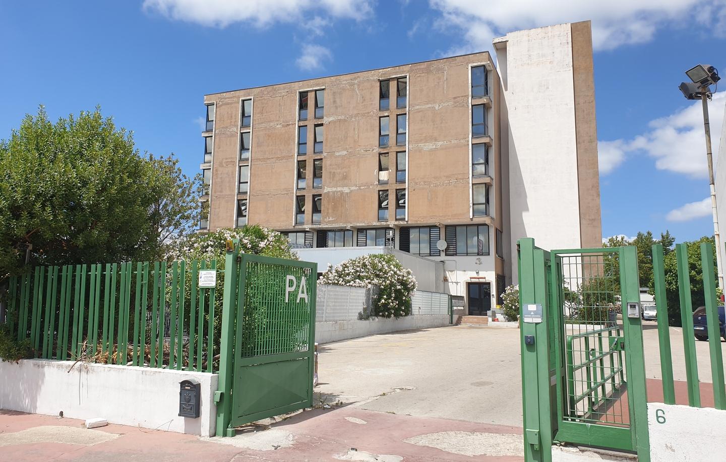 Macellano una pecora nel centro per migranti 