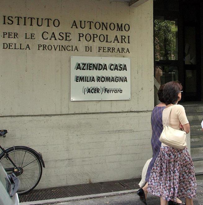 Case popolari a Ferrara, paletti agli extracomunitari: sì solo a chi prova di non possedere alloggi 