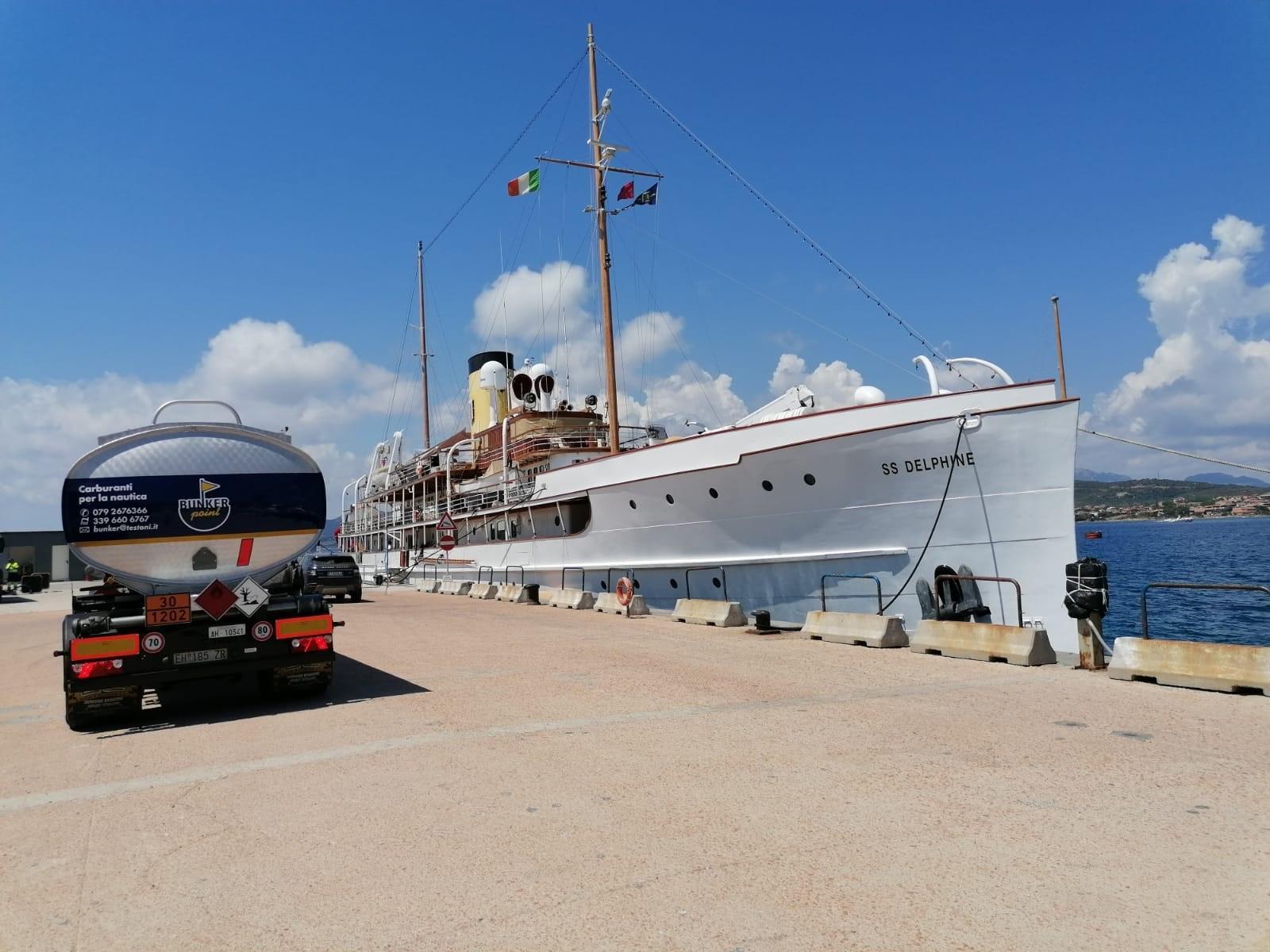 Il super yacht che ospitò Churchill e Roosvelt fa benzina a Golfo Aranci: 180mila litri di carburante per il pieno
