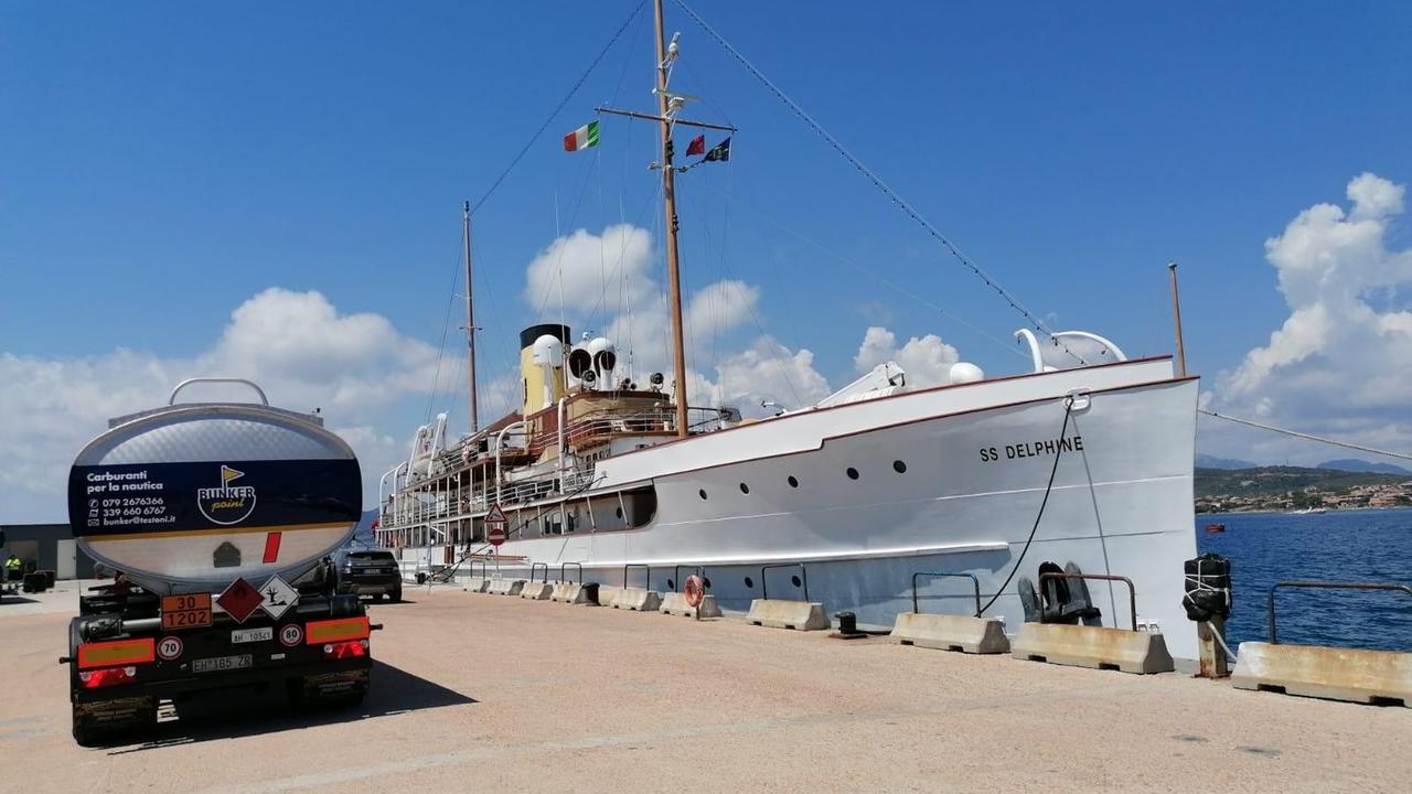 Il super yacht che ospitò Churchill e Roosvelt fa benzina a Golfo Aranci: 180mila litri di carburante per il pieno