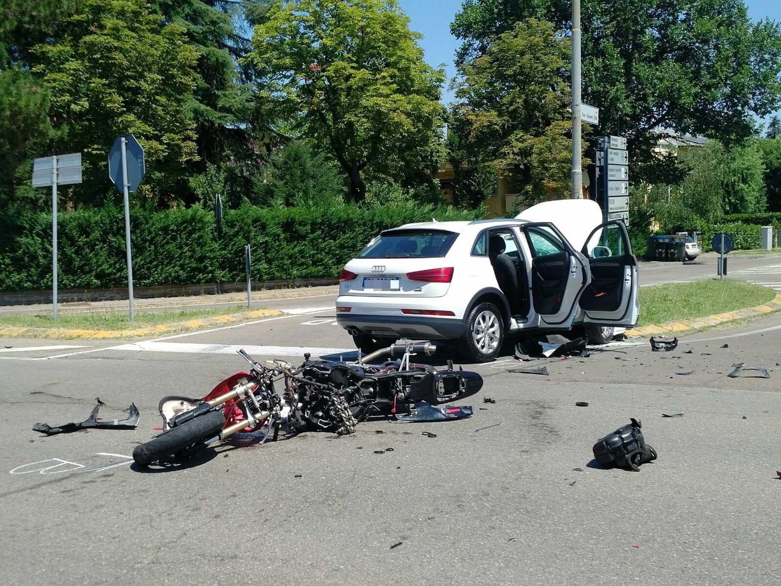 Albinea, scontro frontale contro un'auto: grave un motociclista 