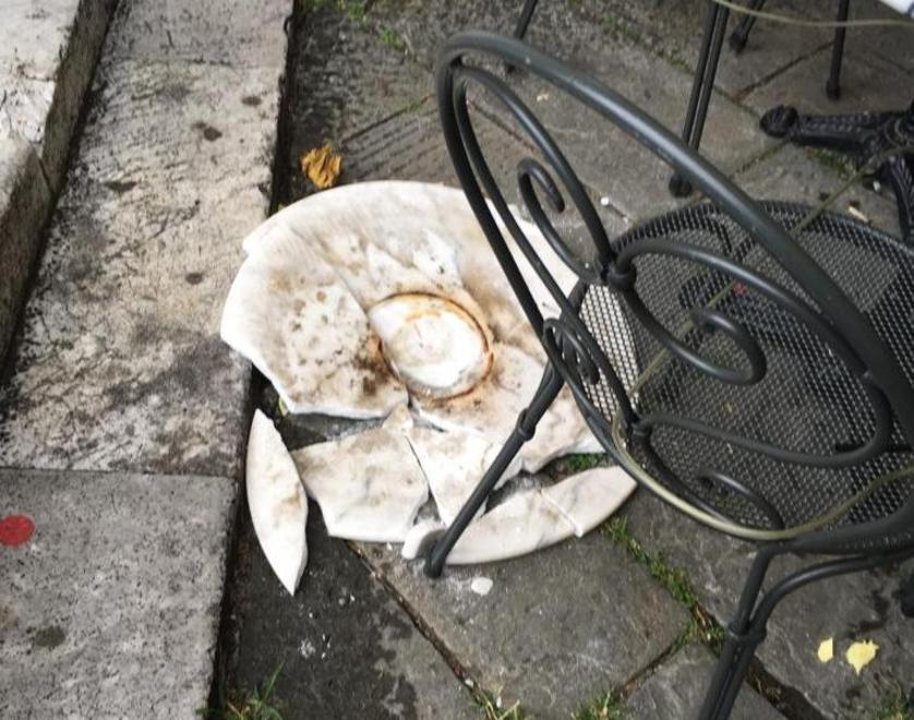 Tavoli spaccati davanti alla pasticceria Taddeucci: «È la quinta volta dalla riapertura» 