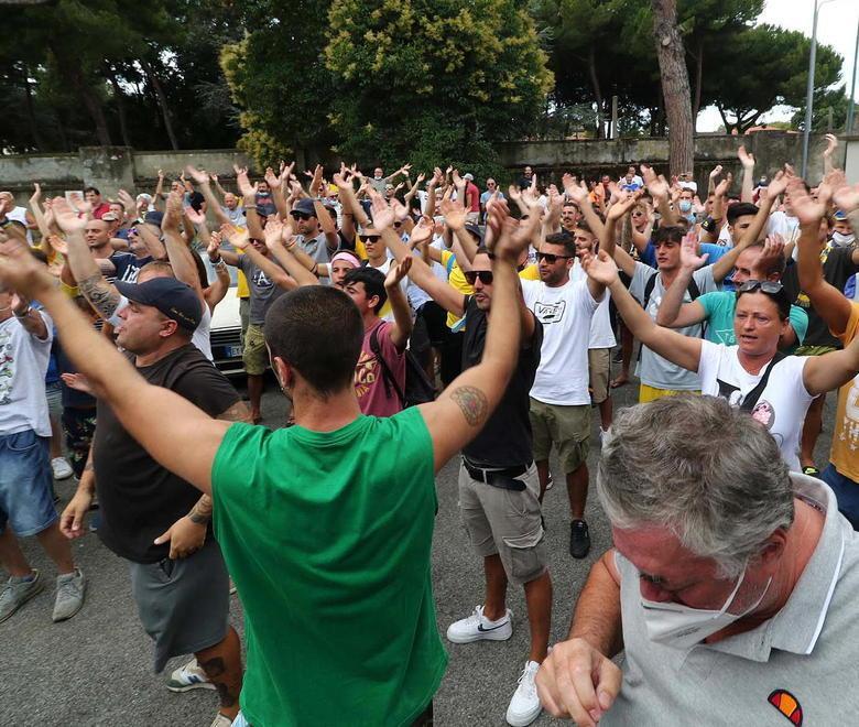 Gli ultras: «Grazie ragazzi» Bagno di folla per gli azzurri fuori dallo stadio dei Marmi 