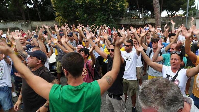 Gli ultras: «Grazie ragazzi» Bagno di folla per gli azzurri fuori dallo stadio dei Marmi