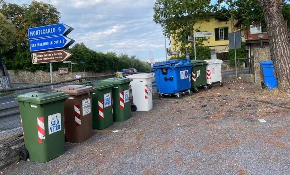 Un’autentica discarica nel parcheggio dell’area commerciale 